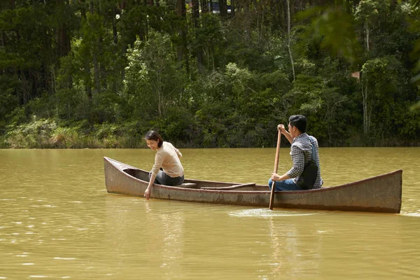 Paar beim Bootfahren auf ruhigem Fluss — Stockfoto