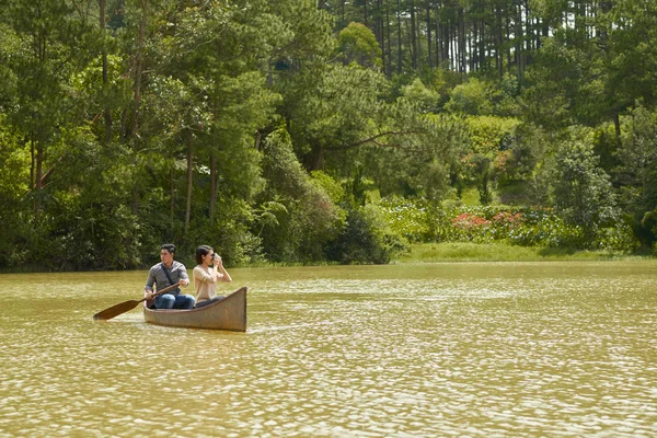 Jong koppel genieten van natuur — Stockfoto