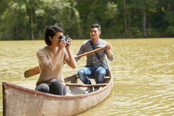 Jovem casal desfrutando da natureza — Fotografia de Stock