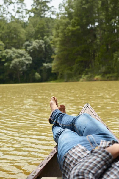 Man ontspannen liggen in boot — Stockfoto