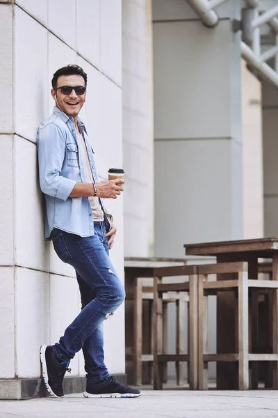 Man enjoying coffee outdoors — Stock Photo, Image