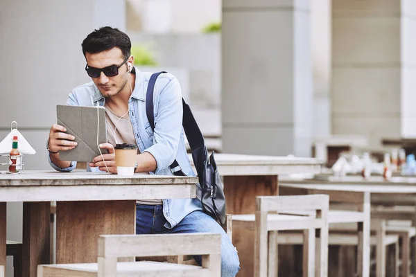 Kafede oturan tablet ile adam — Stok fotoğraf