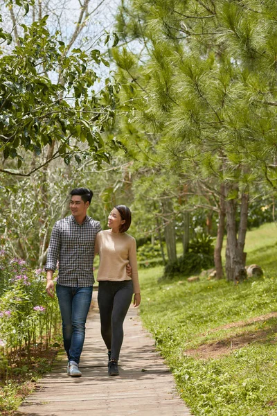 Asiatiska par promenader i parken — Stockfoto