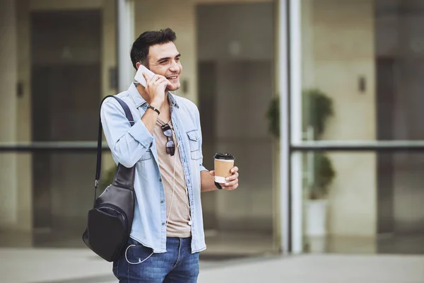 Muž chodí a mluví na telefonu — Stock fotografie
