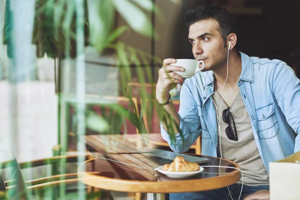 Homme ayant une tasse de café — Photo