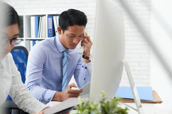 Affärsman talar i telefon — Stockfoto