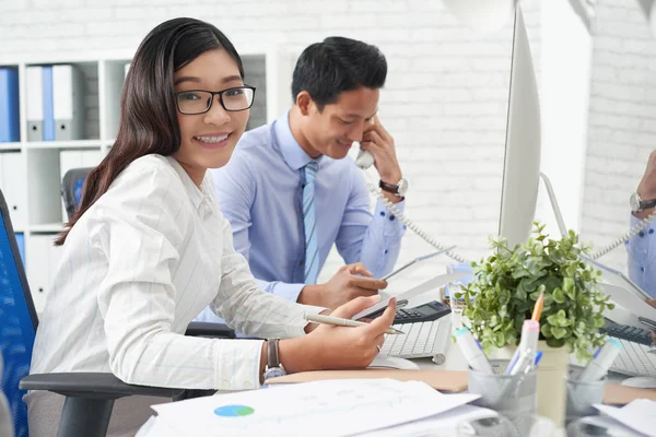 Asiatiska affärer lady arbetar — Stockfoto