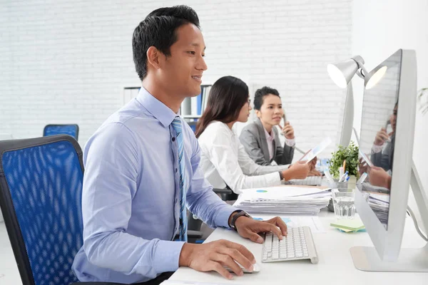 Geschäftsleute im Büro — Stockfoto