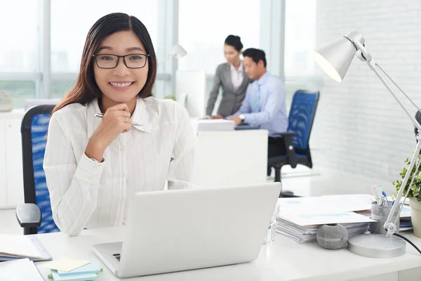 Ejecutivo de negocios vietnamita sonriendo — Foto de Stock