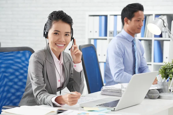 Business woman in headset — Stock Photo, Image