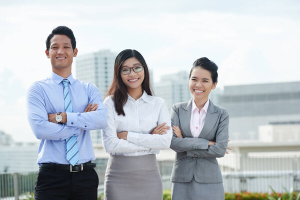 Азиатская бизнес-команда на открытом воздухе
