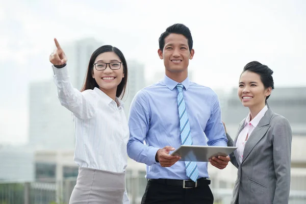 Asiático equipo de negocios al aire libre — Foto de Stock