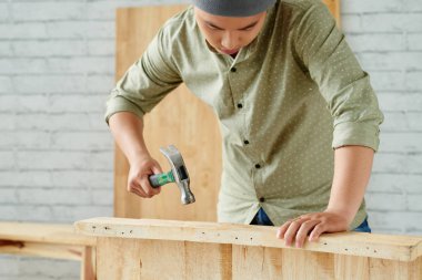 eserlerindeki çekiç kullanarak arpenter