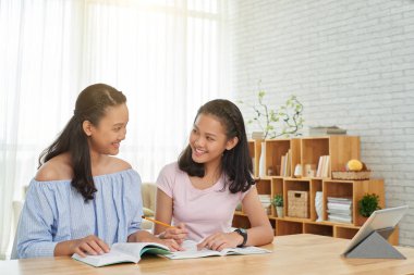 kız kardeş birlikte ödev
