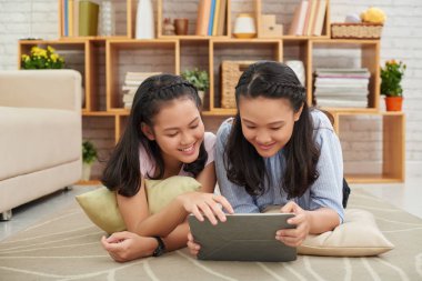 Dijital tablet film izlerken kız