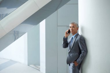 akıllı telefonda konuşurken işadamı