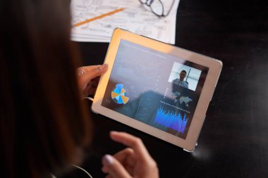 Video konferans sahip iş kadını