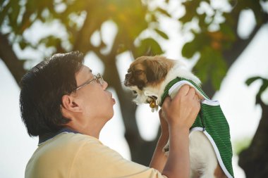 Asya adam köpeğini öpüşme