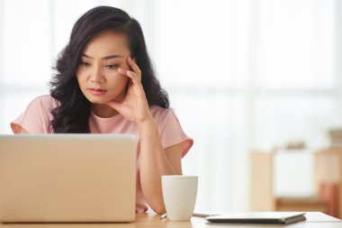 kadın laptop bir şey okuma