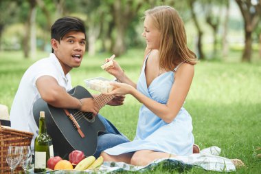 Akustik gitarla çalan adam