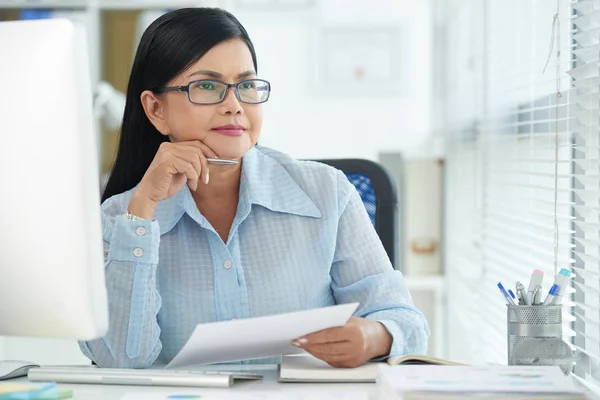 Femme d'affaires travaillant dans le bureau — Photo