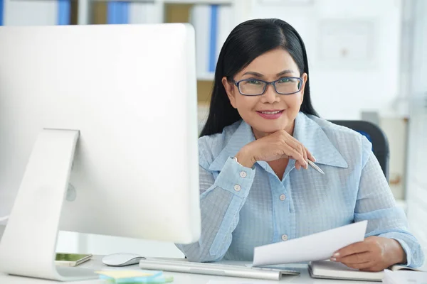 Asiática mujer de negocios en el lugar de trabajo — Foto de Stock