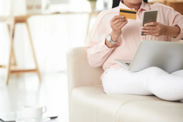 Woman shopping online at home — Stock Photo, Image