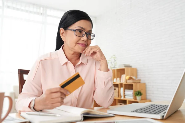 Frau bezahlt mit Kreditkarte — Stockfoto