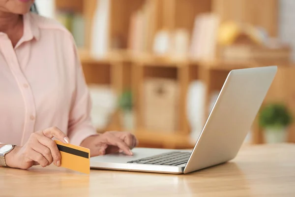 Woman with notepad and credit card — Stock Photo, Image