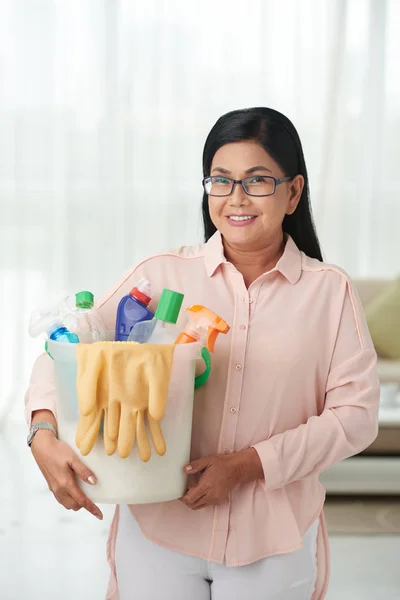 Woman carrying bucket of cleaning supplies — Stock Photo, Image