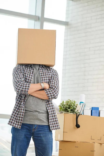 Homem com caixa na cabeça — Fotografia de Stock