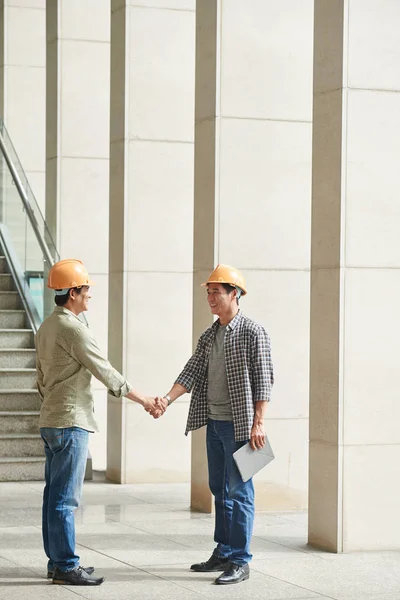 Ingenjörer skakar hand — Stockfoto