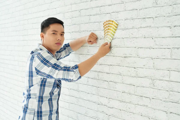 Muž výběru barvy na zeď — Stock fotografie