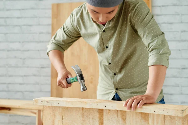 Arpenter usando martillo en su trabajo — Foto de Stock