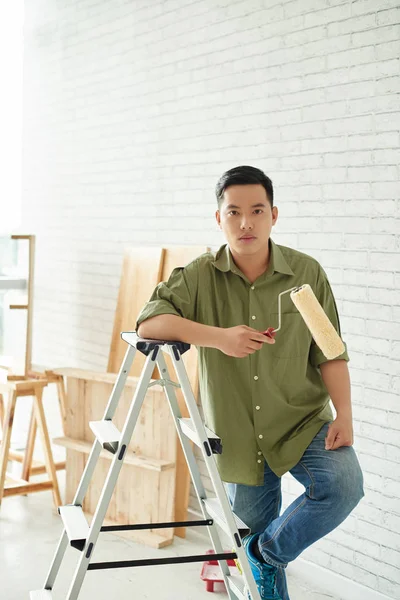 Peintre asiatique au travail dans un appartement — Photo