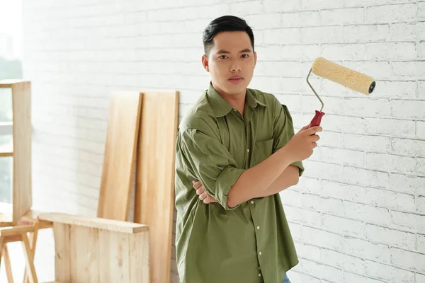 Trabalhador vietnamita com rolo de pintura — Fotografia de Stock