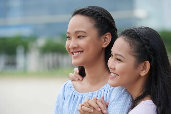 Bastante sonrientes hermanas vietnamitas —  Fotos de Stock