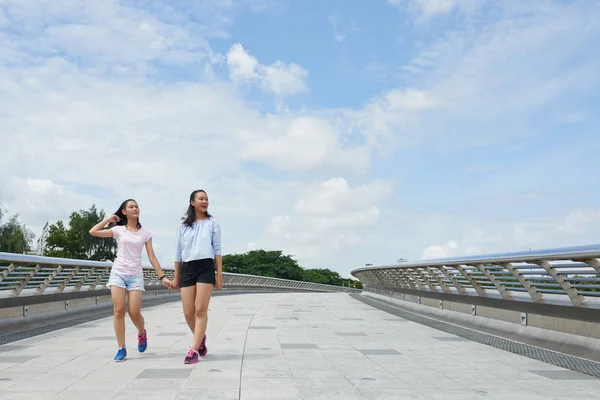 Meninas jovens gostando de caminhar juntos — Fotografia de Stock