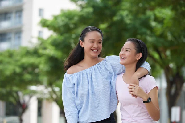 Asiática chica abrazando su hermana —  Fotos de Stock