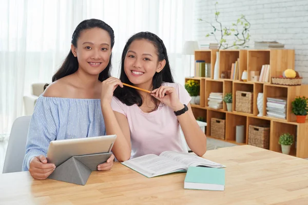 Zusters thuis studeren — Stockfoto