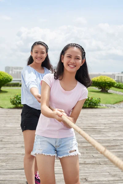 Hermanas jugando tira y afloja — Foto de Stock