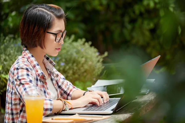 Woman working on computer outdoors — Stock Photo, Image