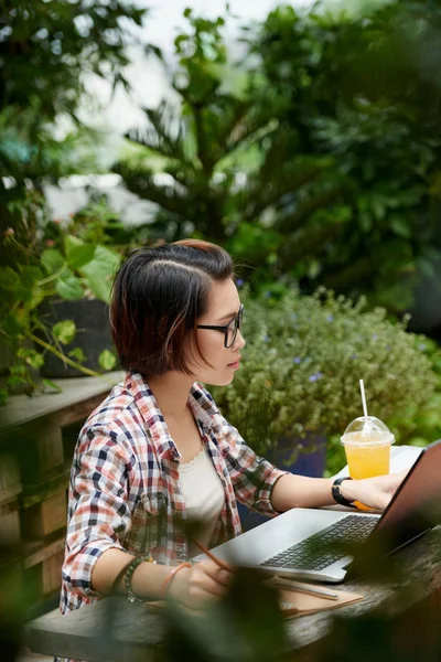 Female freelancer busy with work — Stock Photo, Image