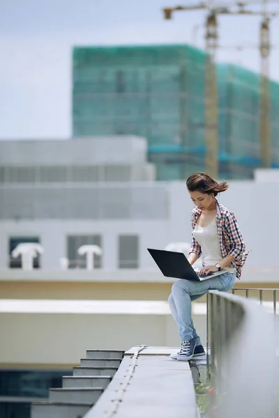 Menina ocupada com o trabalho no laptop — Fotografia de Stock