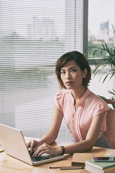 Mulher de negócios computação — Fotografia de Stock