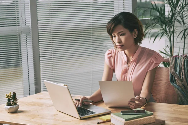 Business woman working on report — Stock Photo, Image