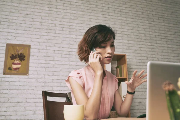 Business woman talking by phone — Stock Photo, Image