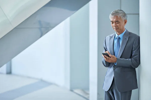 Uomo d'affari che scrive al telefono — Foto Stock