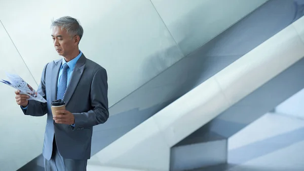 Businessman reading newspaper — Stock Photo, Image