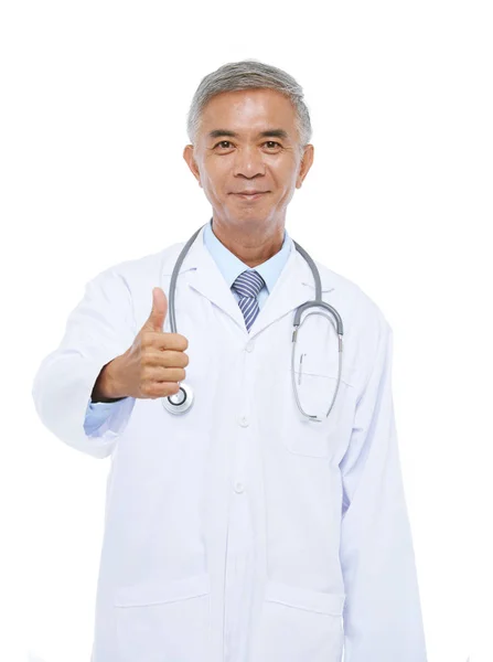 Asiático médico mostrando thumbs-up — Foto de Stock